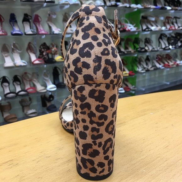 Delicious Leopard Ankle Strap Heel Sandal Size 7.5 - Picture 4 of 7
